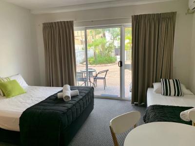 Outrigger Burleigh - 62