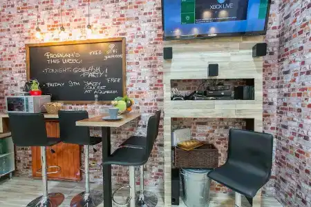 Friends Hostel & - 11