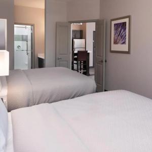 Staybridge Suites - - 47