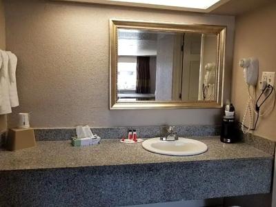 Super 8 by Wyndham Pearl District Downtown - 32