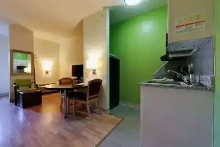 Deluxe Inn - 14