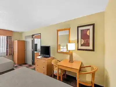 Quality Inn & Suites Airport - 57