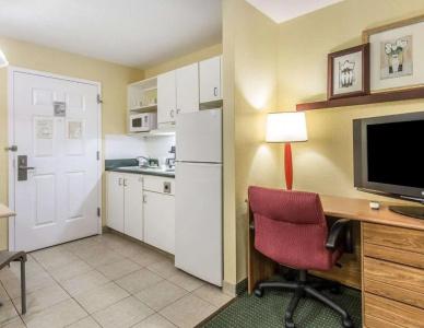 Suburban Studios Cape Coral - 40