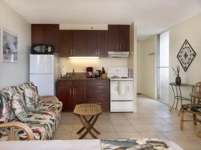 Tropical Studios At Marine Surf Waikiki - Free Parking - Best Location - Full Kitchen - Swimming Pool - 155