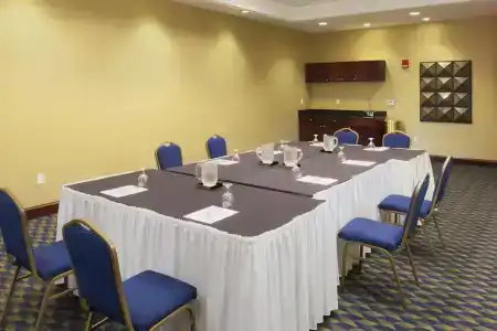 DoubleTree by Hilton - 9