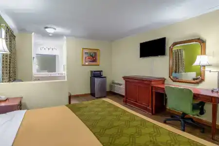 Rodeway Inn & Suites Fort Jackson - 5