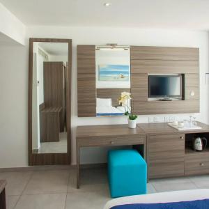 Limanaki Beach & Suites - 35