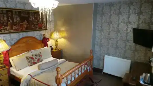 Brookside & Restaurant - 77