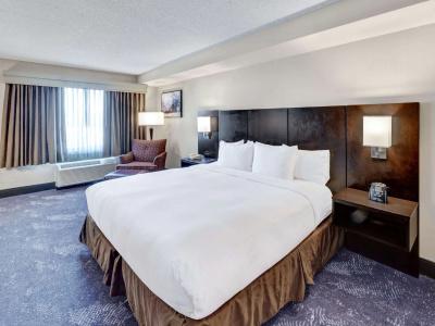 DoubleTree by Hilton Airport - 2