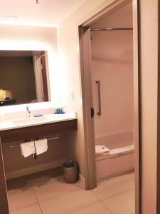 Holiday Inn Express and Suites, an IHG - 70