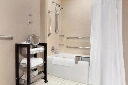 DoubleTree by Hilton Airport - 34