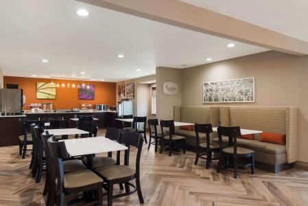 Erie Inn and Suites - 18