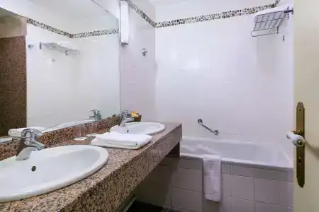 Best Western Le Guilhem - 51