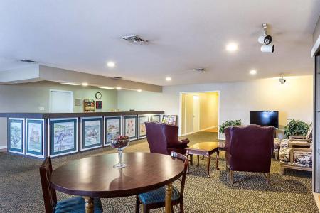 Econo Inn & Suites - 15