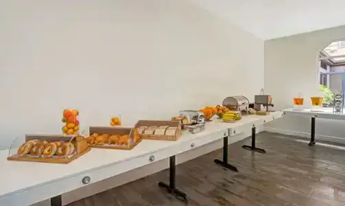 Ramada by Wyndham Los Angeles/Downtown West - 10