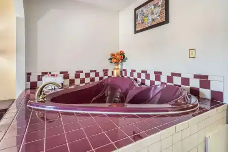 Econo Inn & Suites - 16