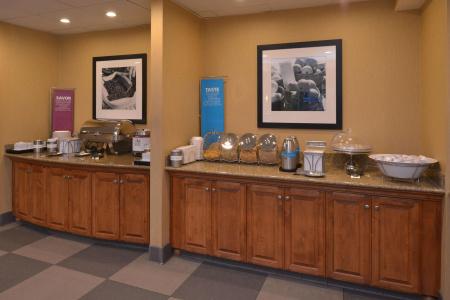 Hampton Inn and Suites North-Airport - 18