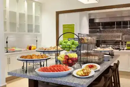 Hilton Garden Inn Boston Logan Airport - 9