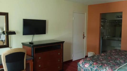 Rodeway Inn & Suites Southeast - 37