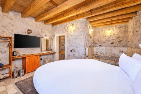 Calypso Cave Suites - 102