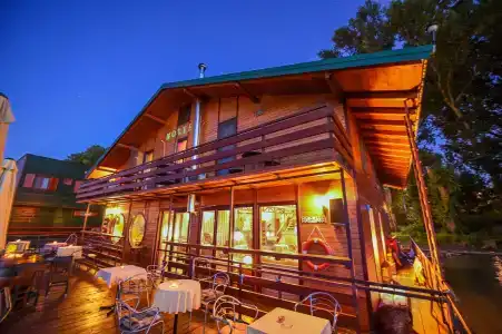 San Art Floating Hostel & - 8