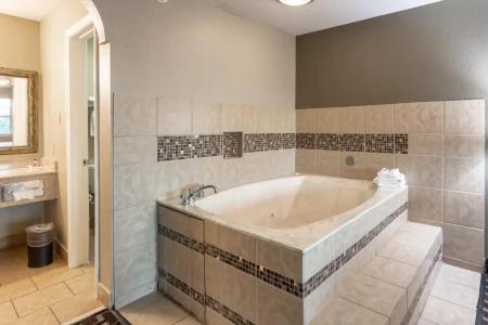 Super 8 by Wyndham Dallas East - 31