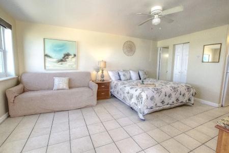 Daytona Shores Inn and Suites - 29