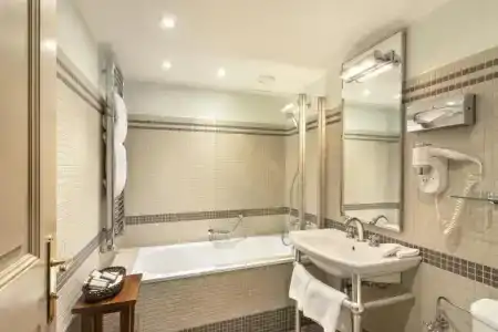 Iron Gate & Suites - 32