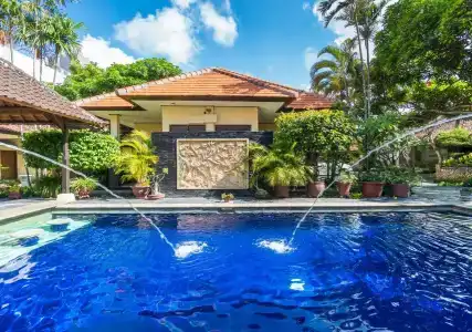 Yulia Beach Inn Kuta - 10