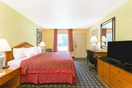 Days Inn by Wyndham Savannah Airport - 17