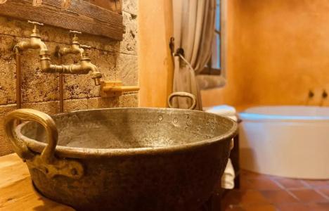 S.Nikolis' Historic Boutique - 110