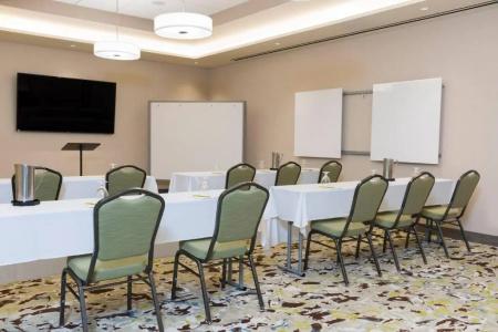 Hilton Garden Inn East - 10