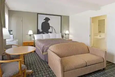 Super 8 by Wyndham Airport - 25