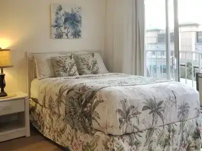 Tropical Studios At Marine Surf Waikiki - Free Parking - Best Location - Full Kitchen - Swimming Pool - 3