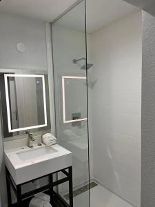 Roy Inn & Suites -Sacramento Midtown - 46