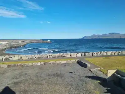 Við Hafið - 12