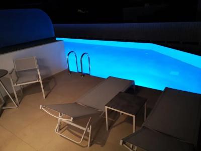 Zoes & Suites - 162