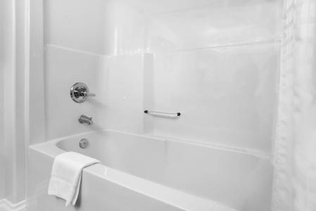 Elk Lake Inn & Suites - 8