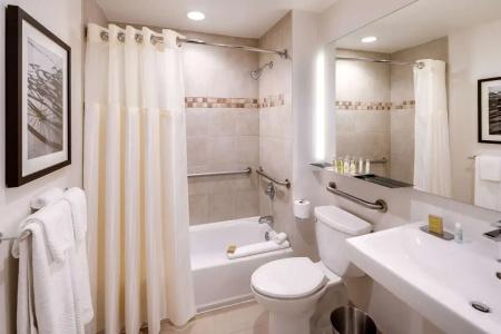 DoubleTree by Hilton & Suites - 36