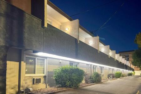 Econo Lodge Village - 33