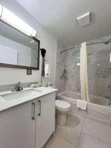 Econo Lodge Village - 74