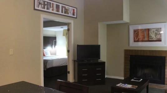 Hawthorn Suites East - 31