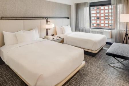 DoubleTree by Hilton & Suites - 44