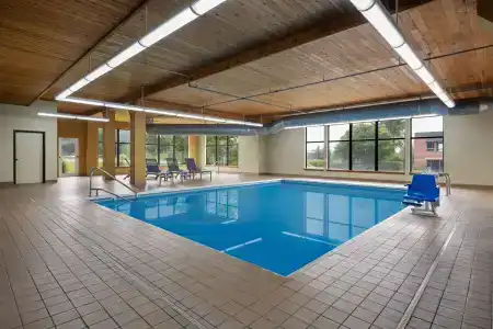 Days Inn & Suites by Wyndham - 10