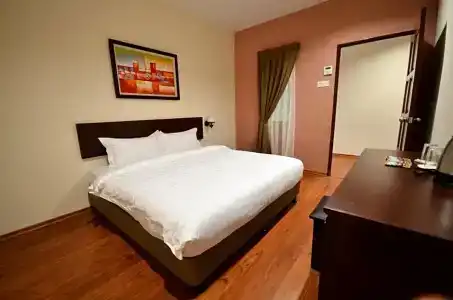 906 Riverside - 26