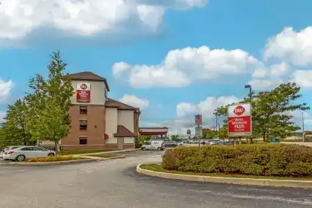 Best Western Plus Inn & Suites - 24