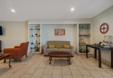 Econo Inn & Suites - 4