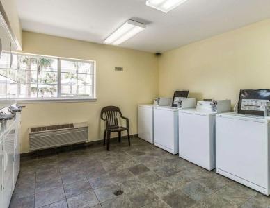 Suburban Studios Cape Coral - 10