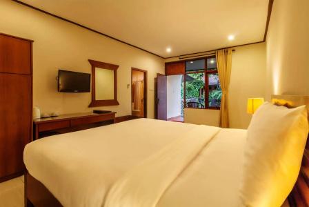 Yulia Beach Inn Kuta - 5