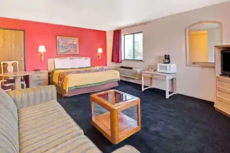 Super 8 by Wyndham West/Coors Blvd - 2